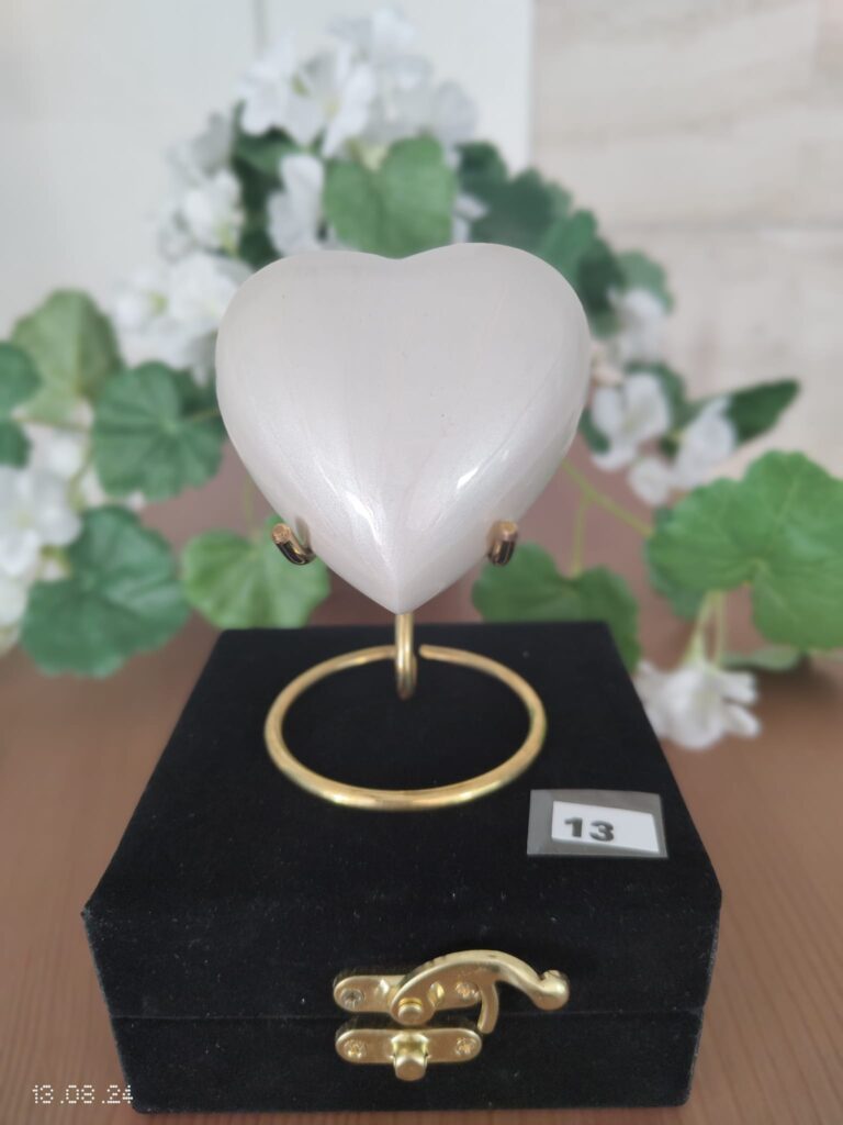13 SMALL WHITE HEART AND STAND