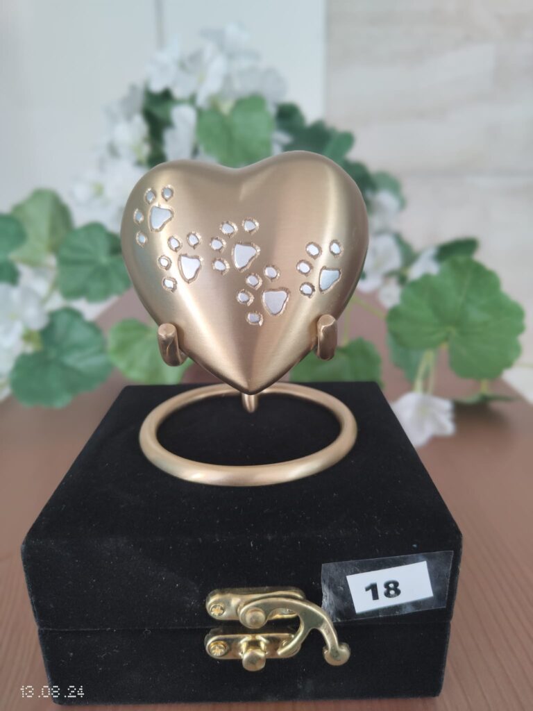 18 GOLD PET HEART AND STAND