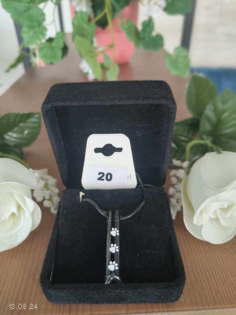 20 BLACK PET PENDANT